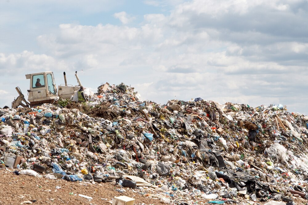  Bagger, der auf einer großen Deponie arbeitet und die Bedeutung des Recyclings hervorhebt