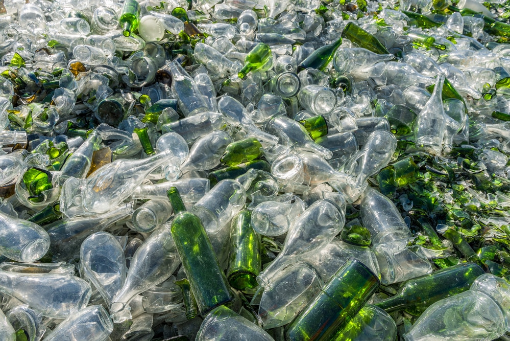 Klare und grüne Glasflaschen, die recycelt werden können